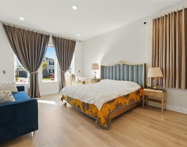 16008 Volterra Point - Photo Thumbnail 23