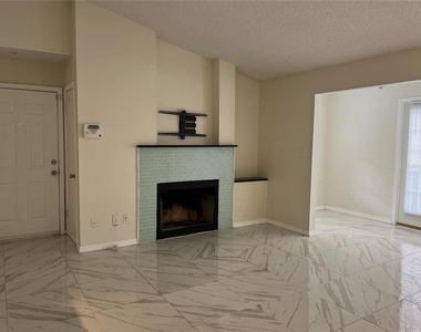 232 Afton Square - Photo Thumbnail 3