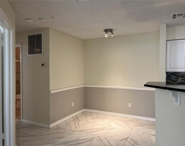 232 Afton Square - Photo Thumbnail 6