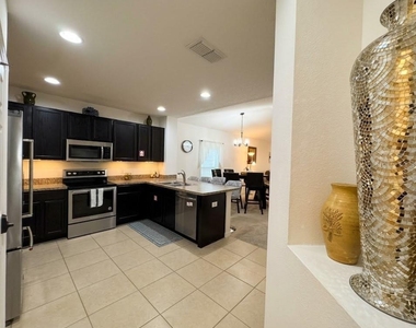 643 Samuel Place - Photo Thumbnail 5