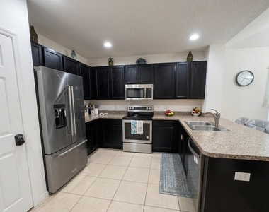 643 Samuel Place - Photo Thumbnail 7
