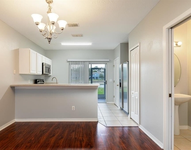 425 Wilton Circle - Photo Thumbnail 2