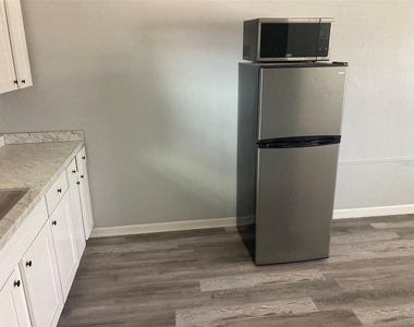 1401 E Alfred Street - Photo Thumbnail 5