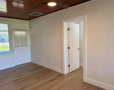 301 S Seminole Avenue - Photo Thumbnail 17