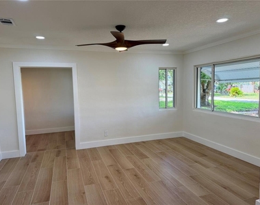 301 S Seminole Avenue - Photo Thumbnail 6