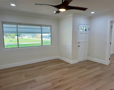 301 S Seminole Avenue - Photo Thumbnail 5
