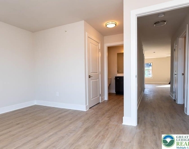 1275 E 4th Street - Photo Thumbnail 19