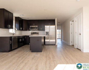 1275 E 4th Street - Photo Thumbnail 4