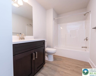 1275 E 4th Street - Photo Thumbnail 10