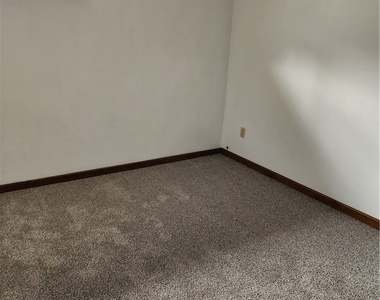 1320 Kelton Ave - Photo Thumbnail 5