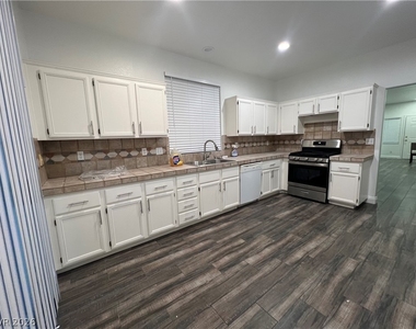 9882 Oriole Crest Court - Photo Thumbnail 3