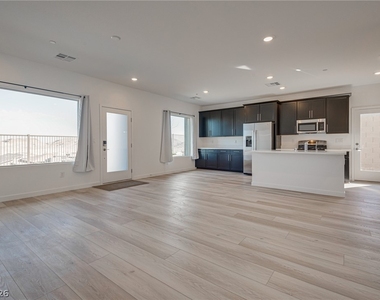 900 Elmwood Forest Lane - Photo Thumbnail 4