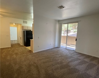 231 W Horizon Ridge Parkway - Photo Thumbnail 1