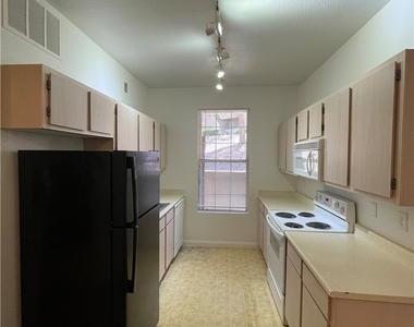 231 W Horizon Ridge Parkway - Photo Thumbnail 3