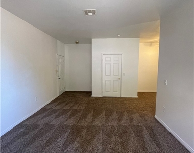 231 W Horizon Ridge Parkway - Photo Thumbnail 2