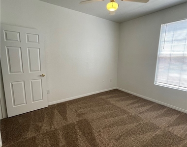 231 W Horizon Ridge Parkway - Photo Thumbnail 5