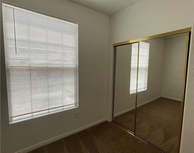 231 W Horizon Ridge Parkway - Photo Thumbnail 6