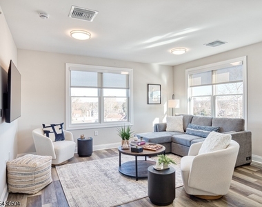 246 Main St - Photo Thumbnail 11