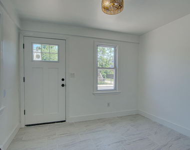 19 Bayview Avenue - Photo Thumbnail 7