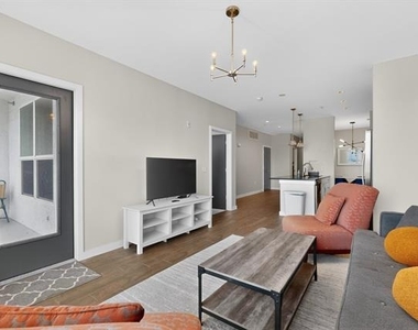 5609 Smu Boulevard - Photo Thumbnail 3