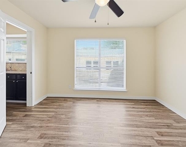 4402 Holland Avenue - Photo Thumbnail 8
