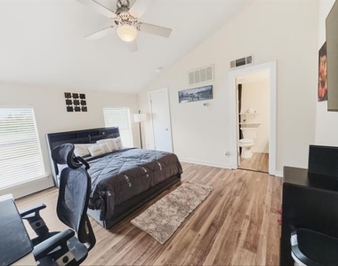 4402 Holland Avenue - Photo Thumbnail 16