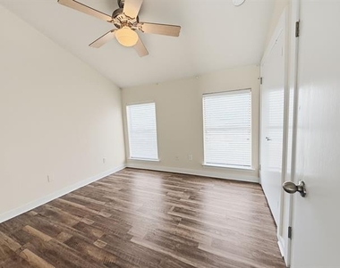 4402 Holland Avenue - Photo Thumbnail 14