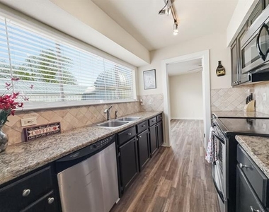4402 Holland Avenue - Photo Thumbnail 12