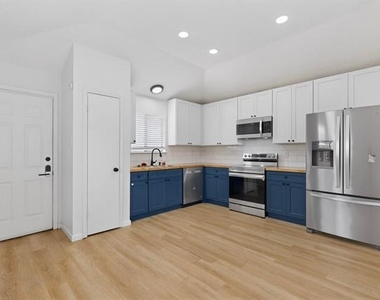 312 Cole Street - Photo Thumbnail 9