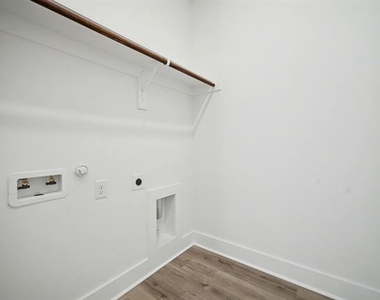 3163 Karen Street - Photo Thumbnail 7