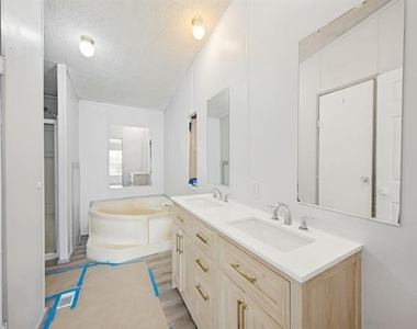 6205 N Highland Circle - Photo Thumbnail 8