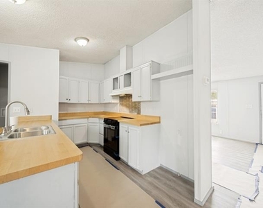 6205 N Highland Circle - Photo Thumbnail 5