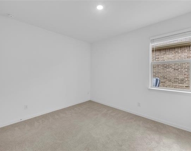 8425 Honeylocust Street - Photo Thumbnail 20