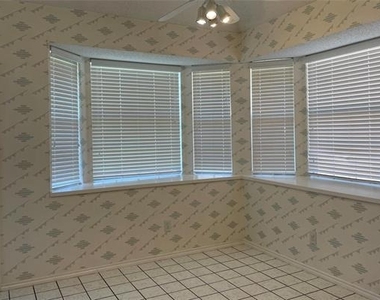 1409 Burlington Drive - Photo Thumbnail 5