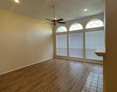 1409 Burlington Drive - Photo Thumbnail 6