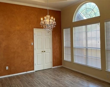 1409 Burlington Drive - Photo Thumbnail 3