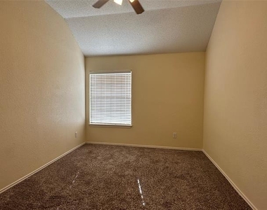 1409 Burlington Drive - Photo Thumbnail 9