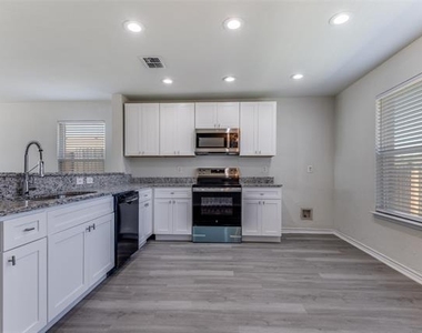312 Stanford - Photo Thumbnail 5