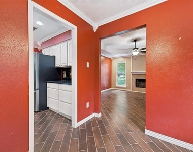 829 Broadmoor Drive - Photo Thumbnail 7
