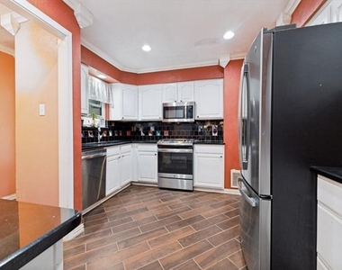829 Broadmoor Drive - Photo Thumbnail 9