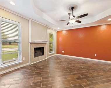 829 Broadmoor Drive - Photo Thumbnail 3