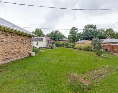 829 Broadmoor Drive - Photo Thumbnail 17