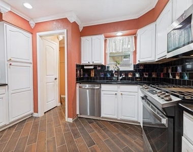 829 Broadmoor Drive - Photo Thumbnail 8