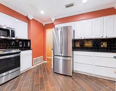 829 Broadmoor Drive - Photo Thumbnail 10