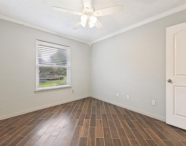 829 Broadmoor Drive - Photo Thumbnail 14