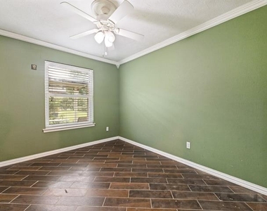 829 Broadmoor Drive - Photo Thumbnail 15