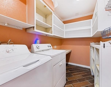 829 Broadmoor Drive - Photo Thumbnail 11