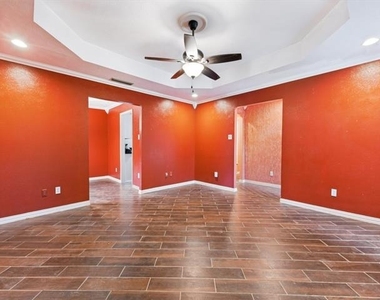 829 Broadmoor Drive - Photo Thumbnail 6