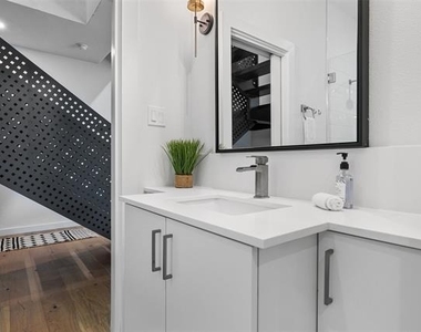 4305 Roseland Avenue - Photo Thumbnail 14
