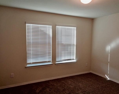1806 Yale Street - Photo Thumbnail 8